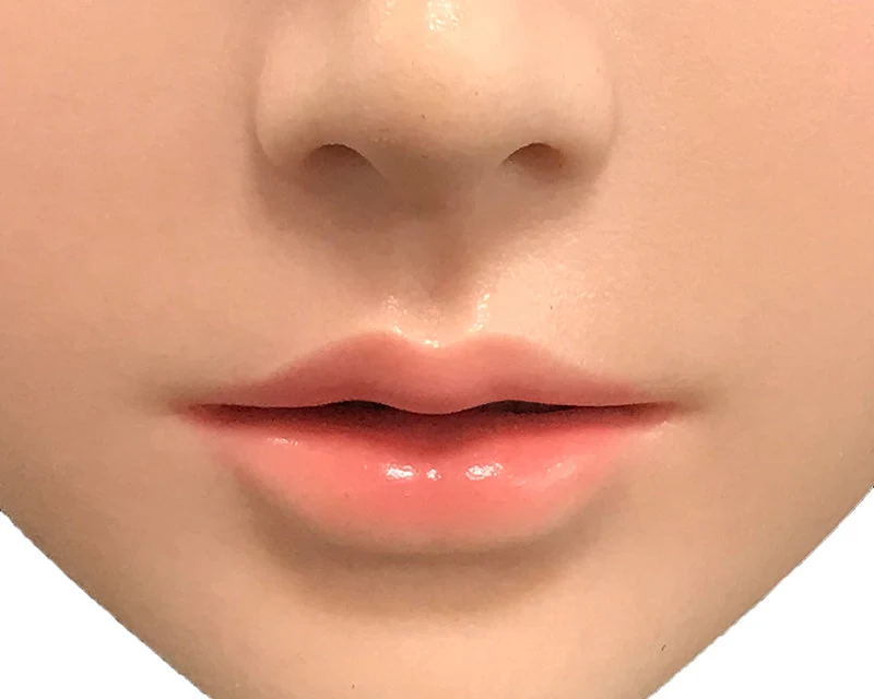 Cận cảnh bề mặt môi và cằm cho thấy độ mịn của chất liệu — 777DOLL