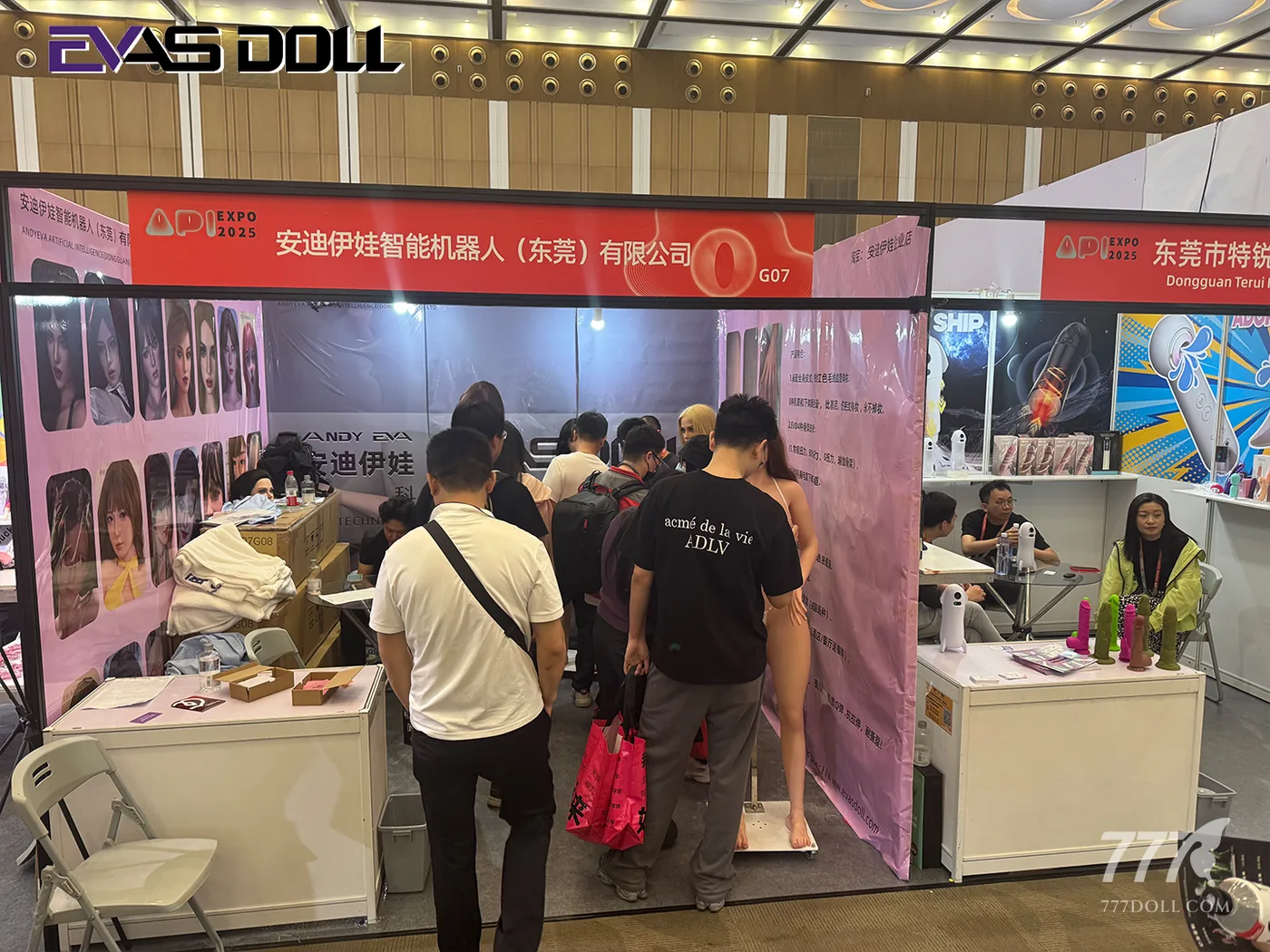 Gian hàng EvasDoll tại triển lãm Thượng Hải