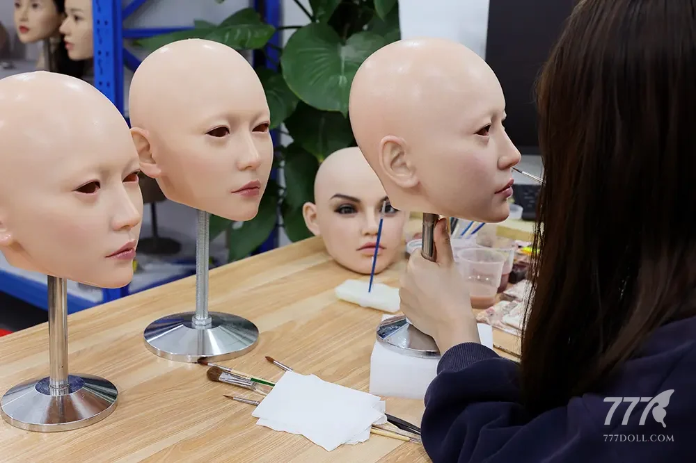 Nghệ nhân MMX Doll vẽ màu mặt búp bê silicone