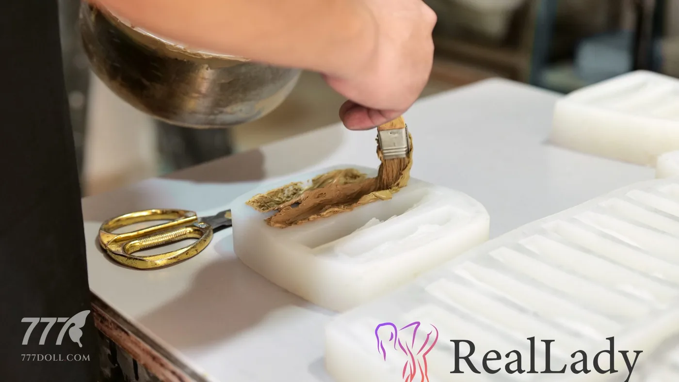 Thợ Real Lady chỉnh khuôn bằng tay