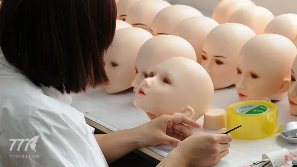 Thợ trang điểm SEDOLL vẽ lông mày cho đầu búp bê