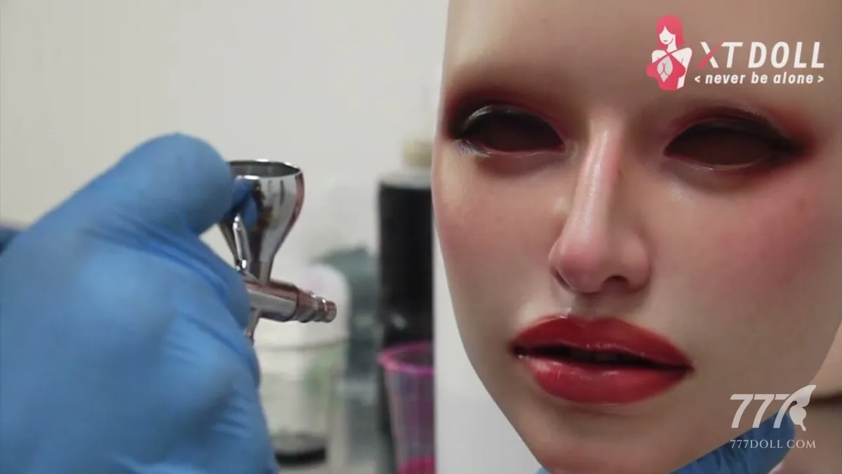Thợ XT Doll phun trang điểm gương mặt